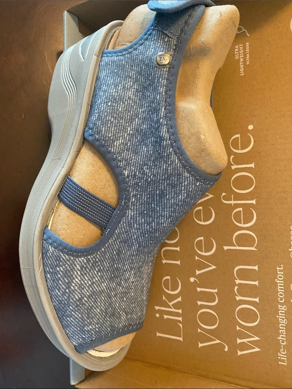 BZEES Dream Denim  8 wide blue  wedge sandal boxed  new